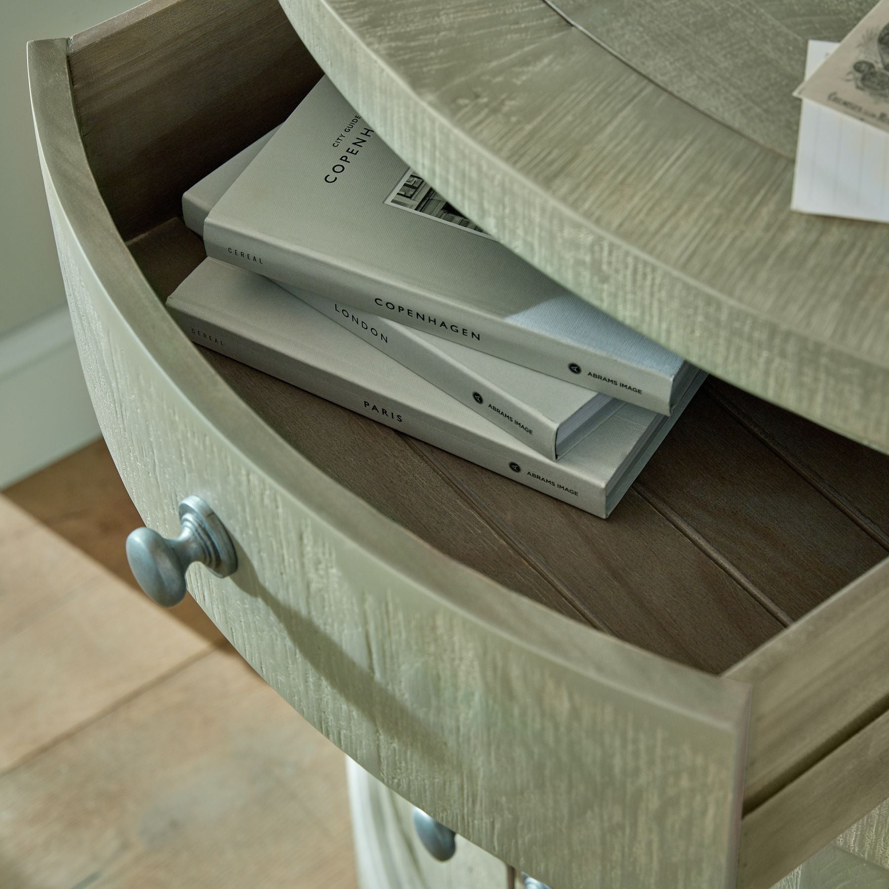 HILL INTERIORS Saltaire Half Moon 2-Door Cupboard With Drawer in Solid Pine, 48 x 96 x 86 cm - Regina Luxury Interiors