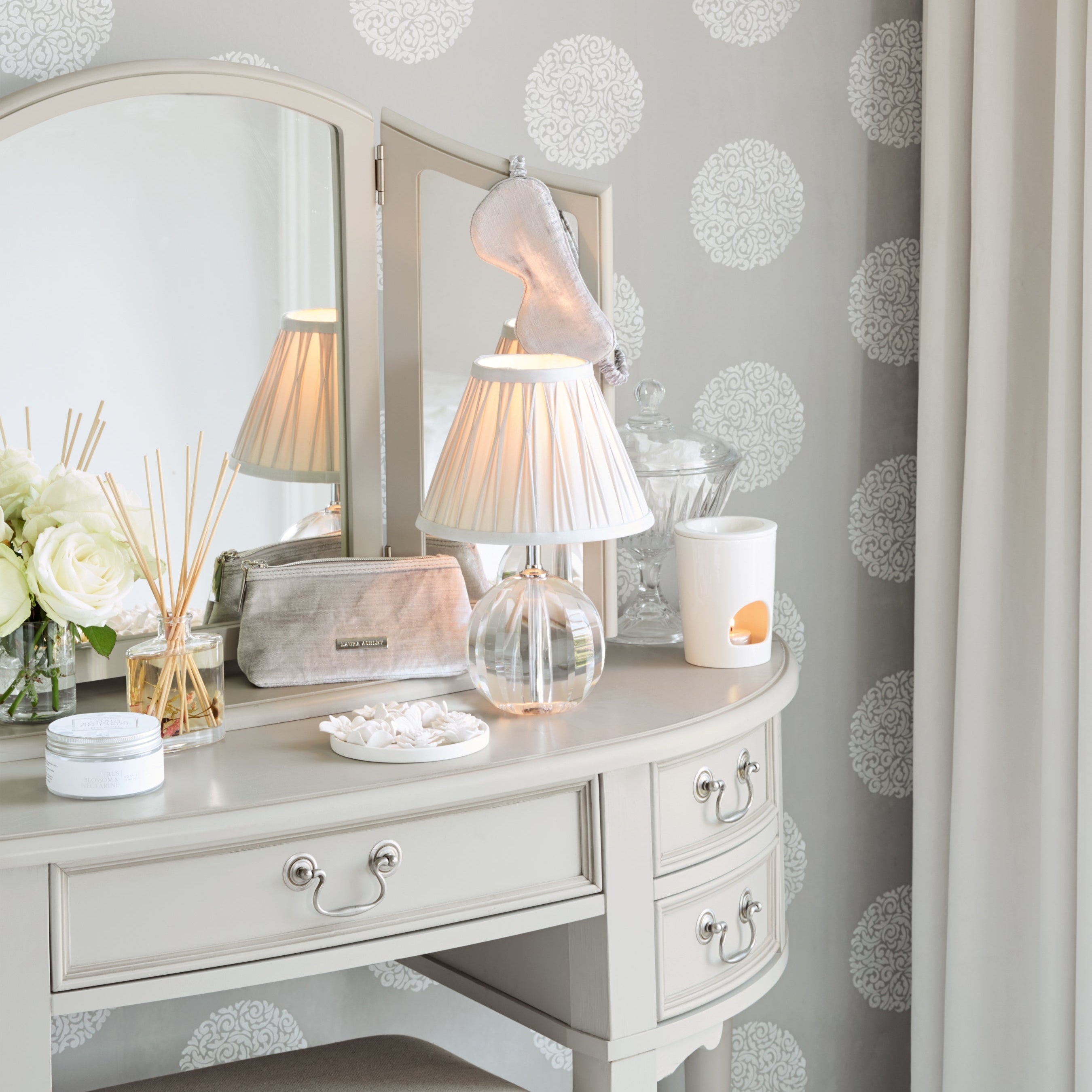 LAURA ASHLEY Clifton Dove Grey 5-Drawer Dressing Table & Stool in Solid Wood, 125 x 77 x 42 cm