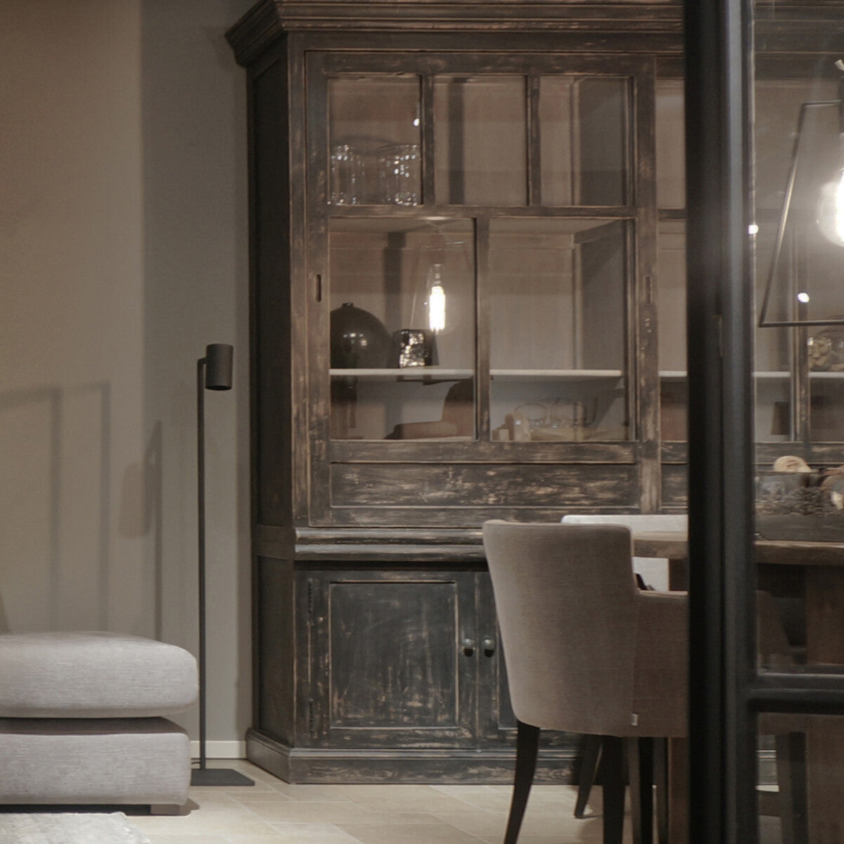 'tLOOIERSHUIS Dominique 220 Classic Black Display Cabinet, 220x240 cm